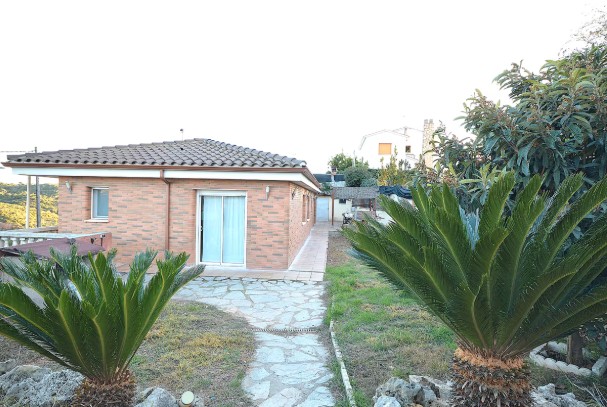 Fachada y jardín de la casa